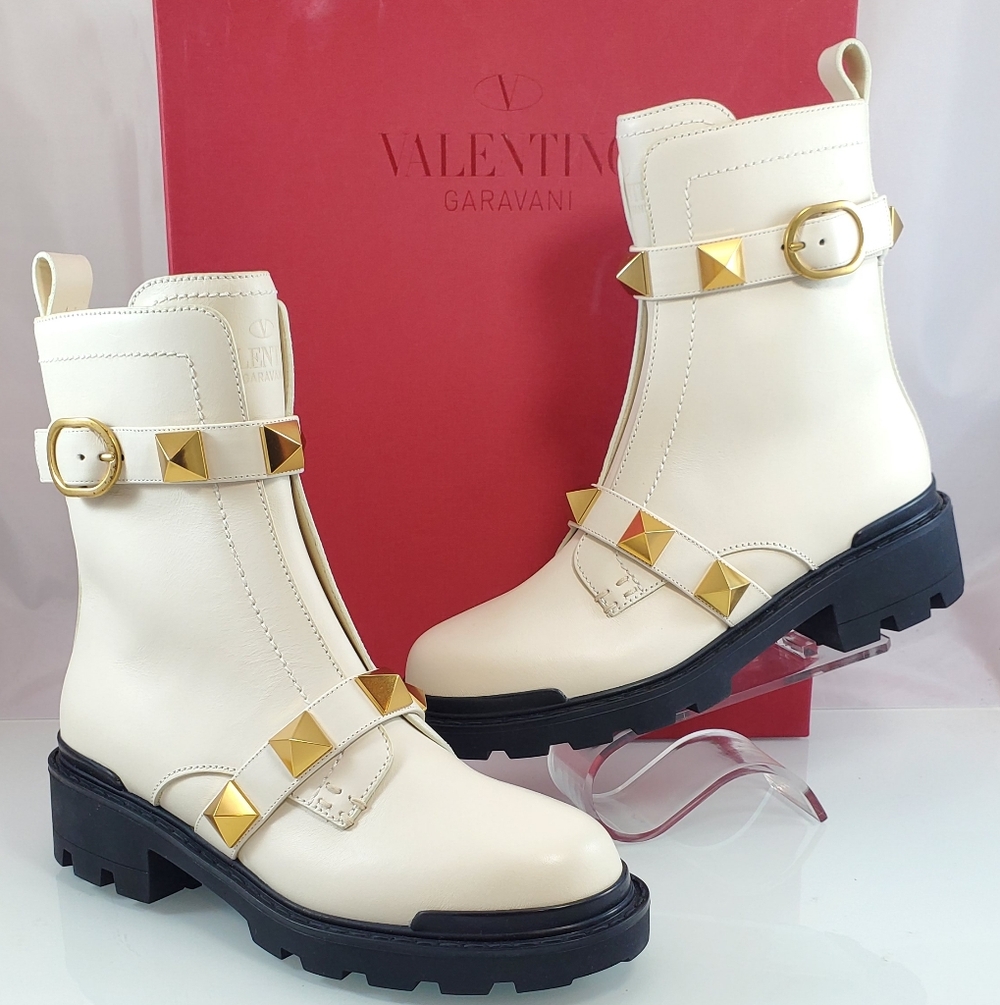 NWT$1,790 Valentino Garavani Roman Stud Ivory Combat Ankle Boots Sz EU 38 US 8